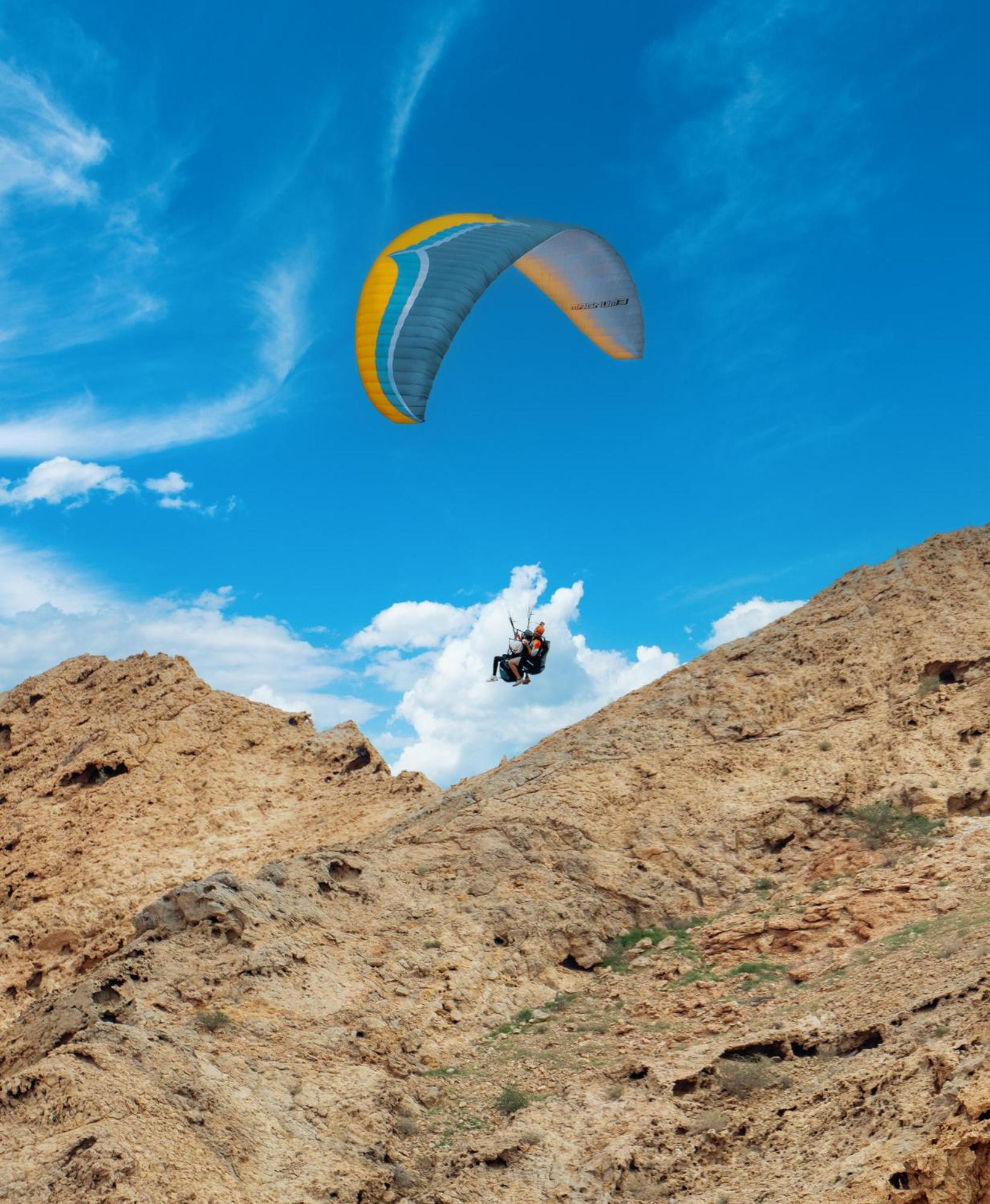 Hotel Al Badayer Retreat By Sharjah Collection Margham Zewnętrze zdjęcie Parachute landing on the top of the mountain